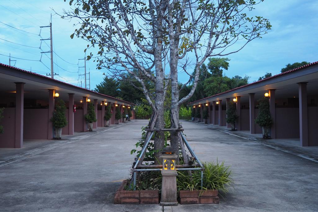 Rimmueng Resort Phanom Sarakham ภายนอก รูปภาพ