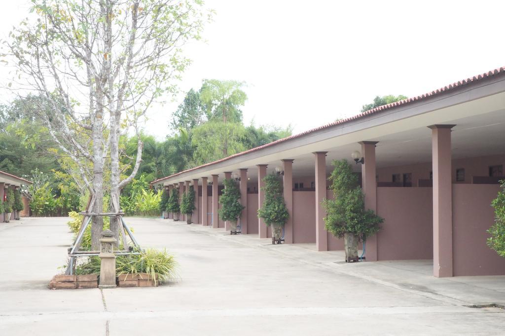 Rimmueng Resort Phanom Sarakham ภายนอก รูปภาพ