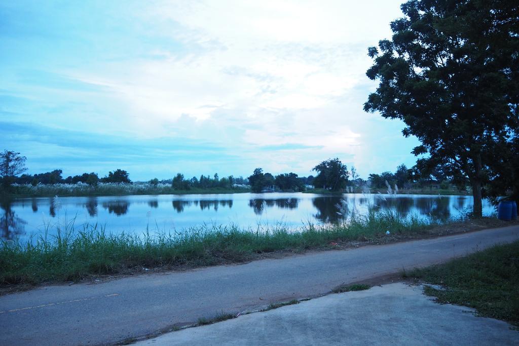 Rimmueng Resort Phanom Sarakham ภายนอก รูปภาพ